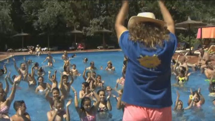 Cartel de completo y fiestas en la piscina en el camping de Aranjuez