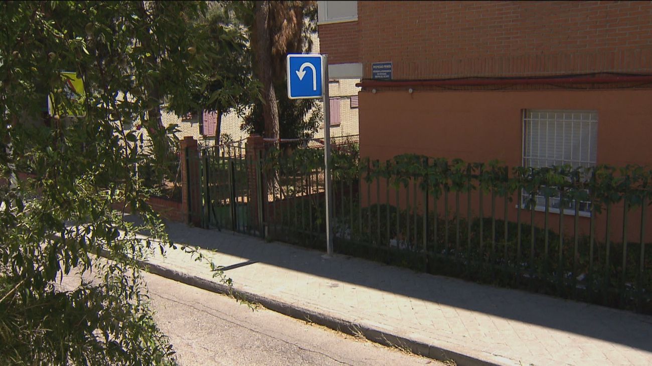 La odisea de los vecinos de una calle de Aluche para llegar a sus garajes