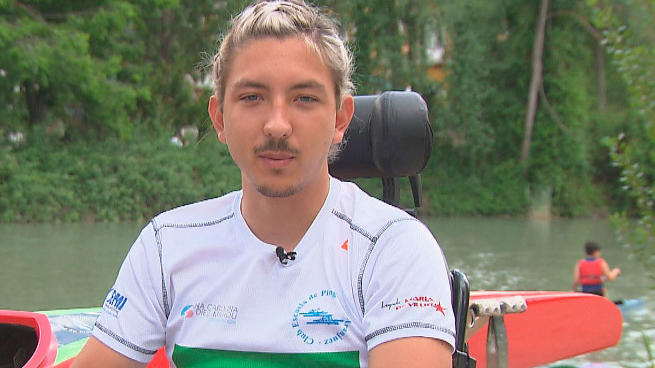 La historia de superación de Adrián,  de la silla de ruedas a la canoa