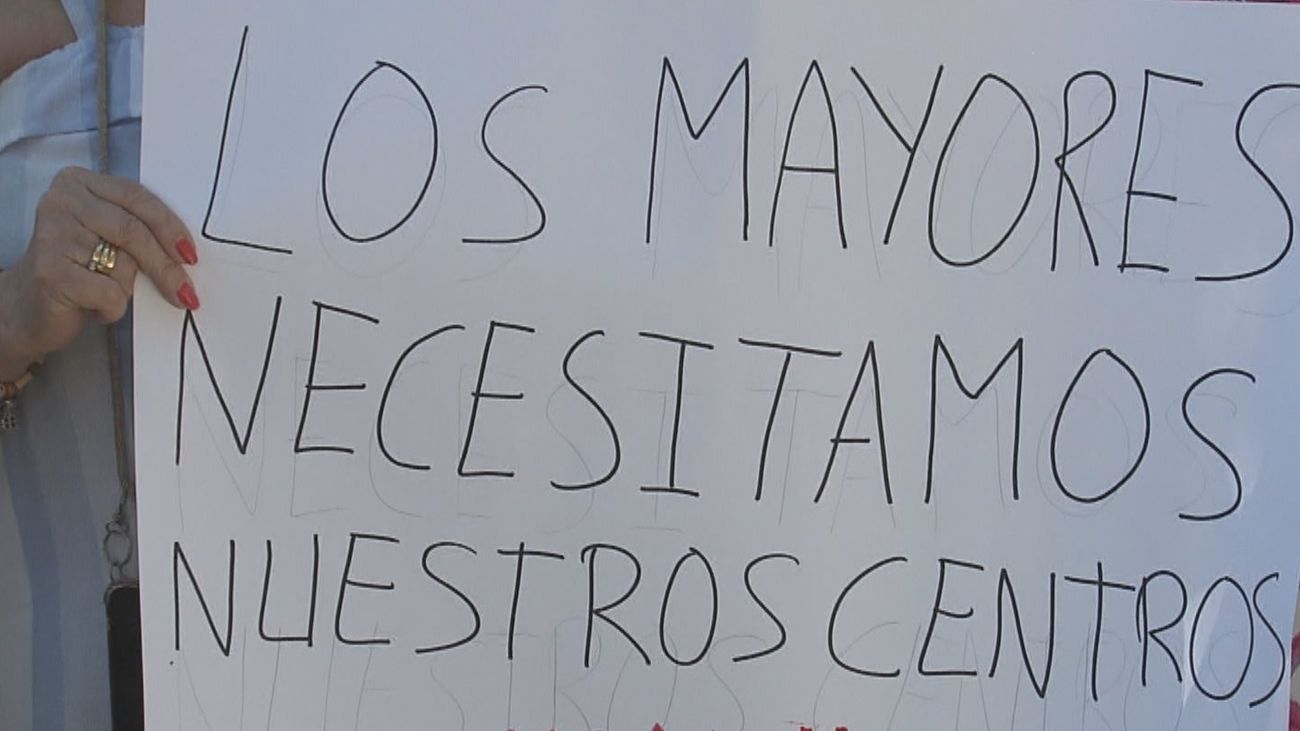 Los mayores de Villaverde piden que se abran los centros de día ya