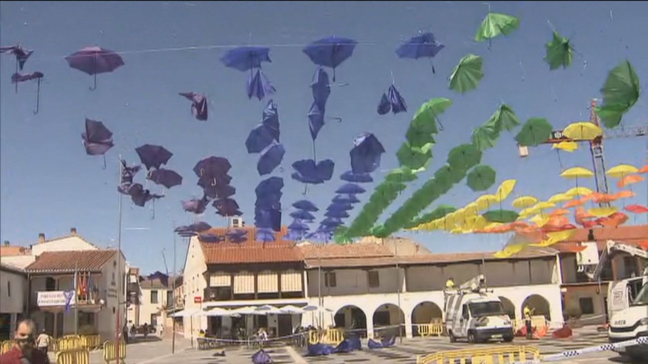 Paraguas, pancartas y flores en los ayuntamientos y una gran bandera en la Gran Vía para celebrar el Orgullo