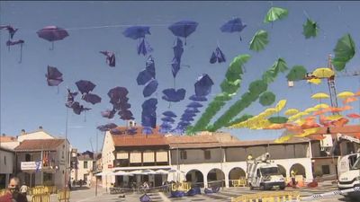 Paraguas, pancartas y flores en los ayuntamientos y una gran bandera en la Gran Vía para celebrar el Orgullo