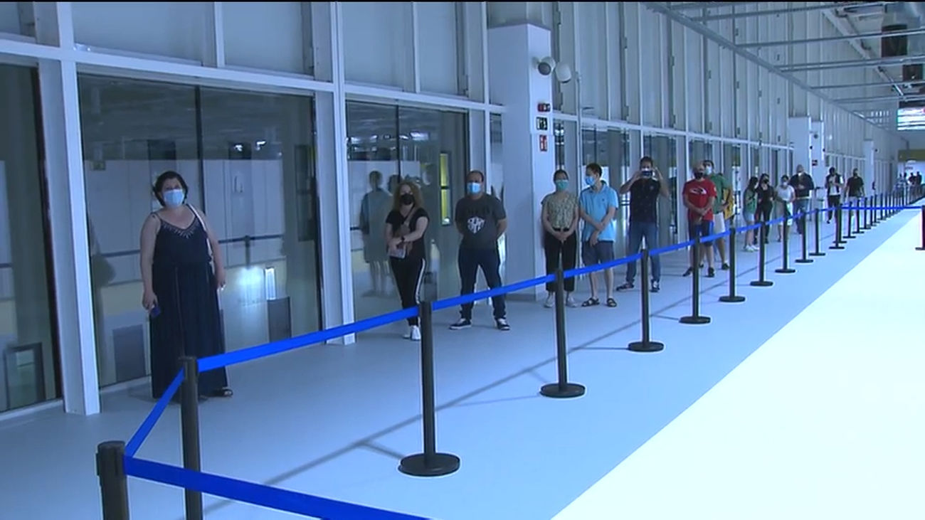 Casi un millar de personas se vacunan en el Zendal de madrugada