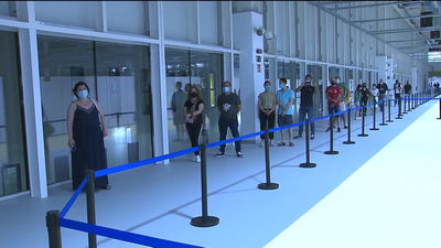 Casi un millar de personas se vacunan en el Zendal de madrugada