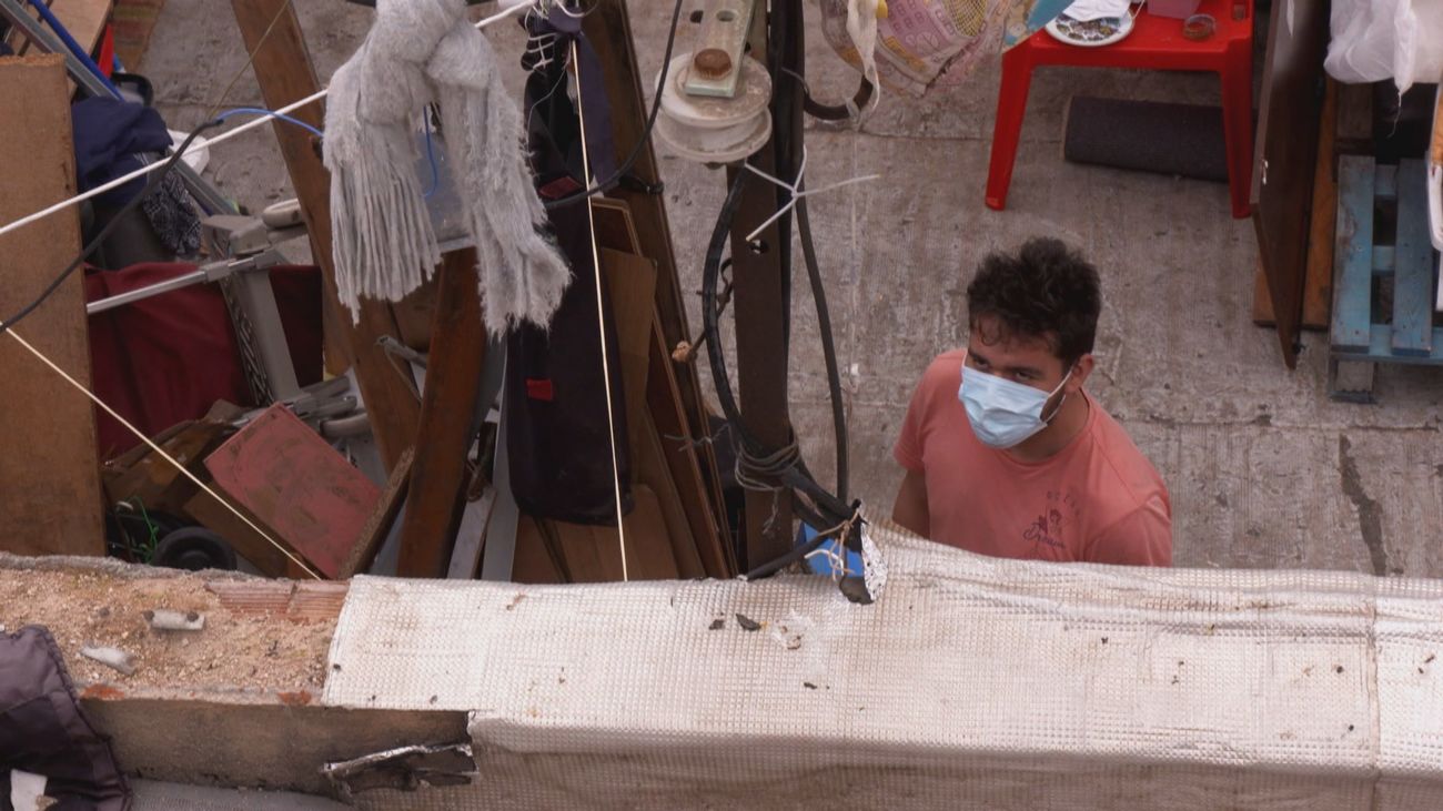 ¿Cómo viven los okupas? Visitamos un edificio okupado en Madrid