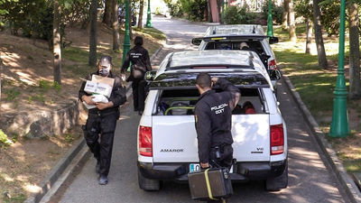 Se llevan numerosa documentación de casa de José Luis Moreno tras once horas de registro