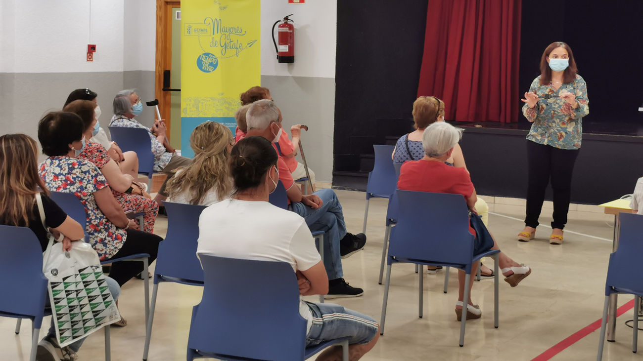 Getafe entrega relojes geolocalizados para personas mayores