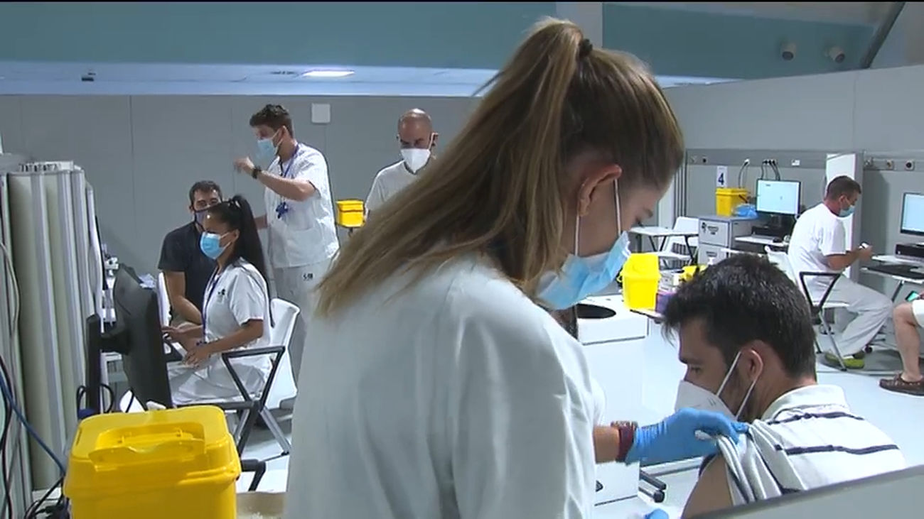 Éxito de la vacunación nocturna en Madrid, con casi 2.000 vacunados en el Zendal esta madrugada