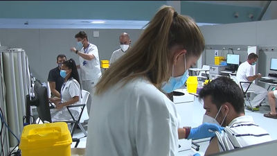 Éxito de la vacunación nocturna en Madrid, con casi 2.000 vacunados en el Zendal esta madrugada