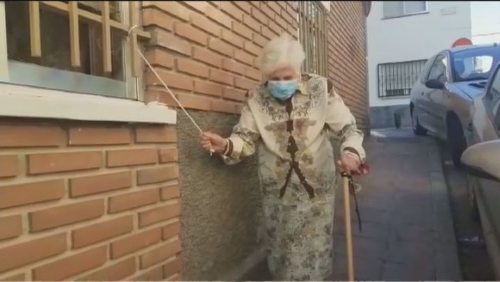 Esta vecina de San Sebastián de los Reyes se ha caído ya tres veces por culpa de la empinada acera / TELEMADRID