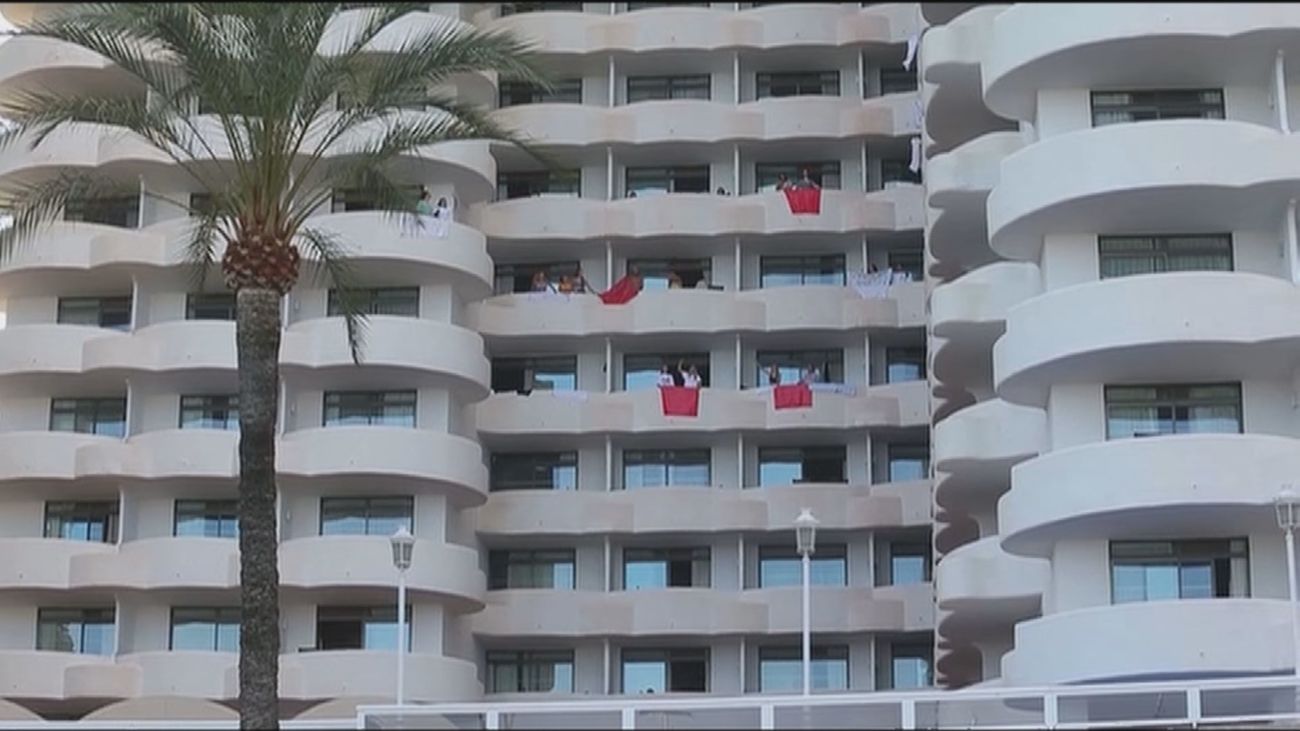Los estudiantes protestan por su aislamiento en en un hotel de Mallorca por el coronavirus