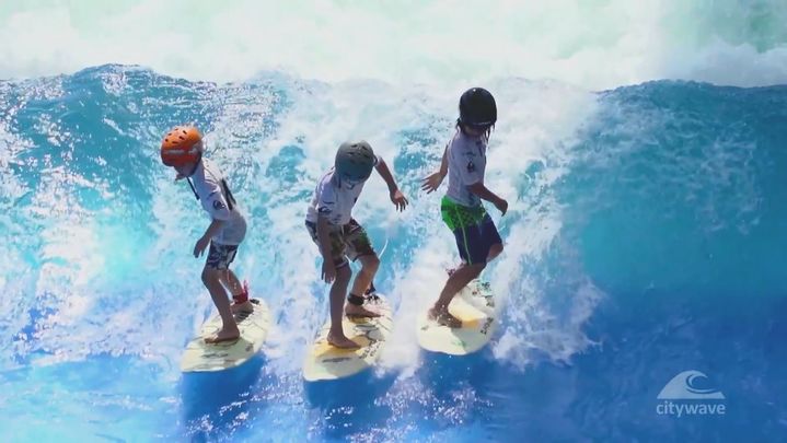 Niños practicando surf en Citywave Madrid / Redacción