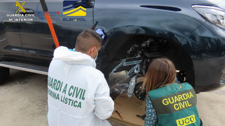Agentes de la Guardia Civil examinan uno de los coches robados / GUARDIA CIVIL