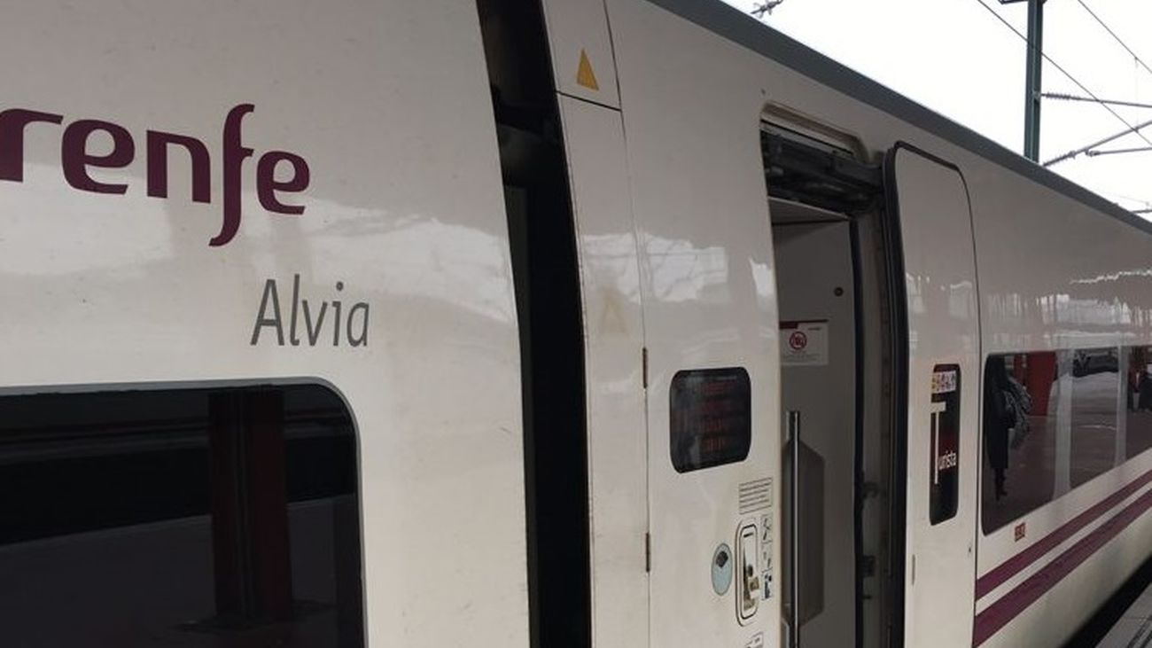 Tren Alvia estacionado en Chamartín