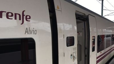 Pasajeros de un Alvia Madrid-Badajoz viajan sentados en el suelo más de cinco horas