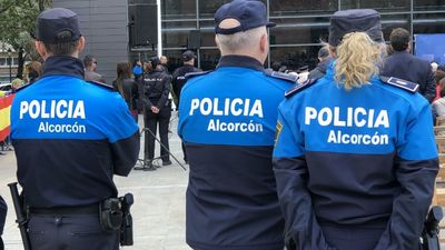 Rescatan a un bebé atrapado accidentalmente en el interior de un coche en Alcorcón