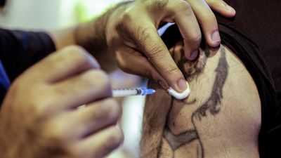 Casi 18 millones de españoles inmunizados tras un récord diario de 747.589 pinchazos