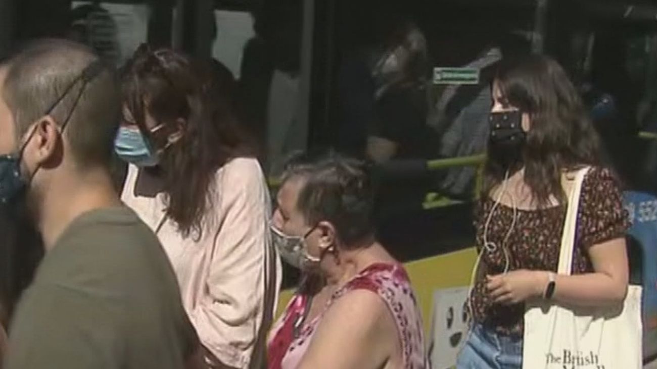 Aglomeraciones en los autobuses-lanzadera que cubren el tramo cortado de la C4 en Getafe