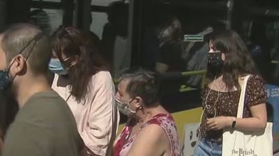 Aglomeraciones en los autobuses-lanzadera que cubren el tramo cortado de la C4 en Getafe