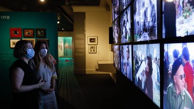 La Comunidad se suma a la celebración del centenario del nacimiento de Berlanga con más de 170 fotografías