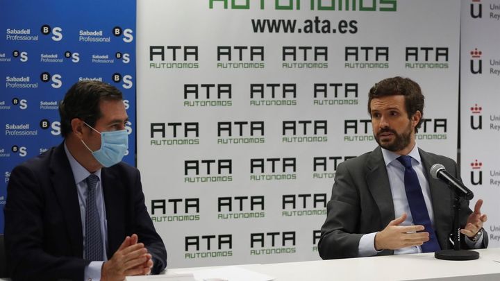 El presidente del PP, Pablo Casado y el presidente de la CEOE, Antonio Garamendi, intervienen en el curso de verano de ATA / EFE