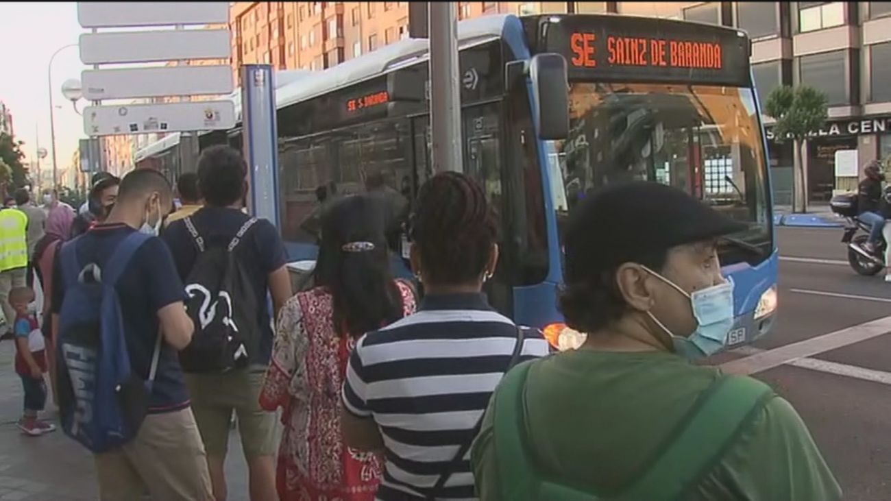 Largas colas para coger los buses alternativos por el corte por obras de la Línea 6 de Metro