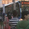 Largas colas para coger los buses alternativos por el corte por obras de la Línea 6 de Metro