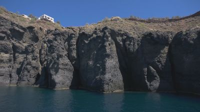 Navegamos por la caldera volcánica de Santorini