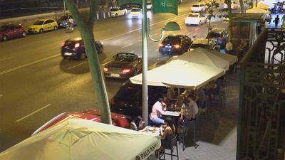 El ruido que una familia tiene que soportar a diario por vivir encima de una terraza ‘covid’