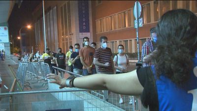 Gran afluencia de madrileños durante toda la noche en el WiZink Center para vacunarse