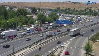 Retenciones y tráfico denso en todas las salidas de Madrid en la primera operación del verano
