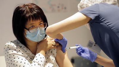 Madrid comienza a vacunar contra el coronavirus a mayores de 25 años