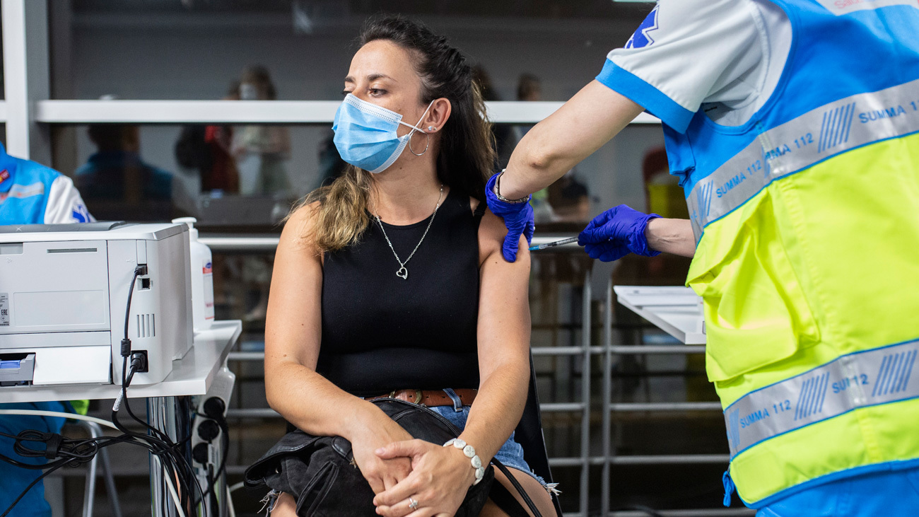 Una mujer recibe la vacuna contra el covid-19 en el WiZink Center