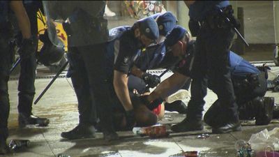 Desalojan el macrobotellón de la plaza  Pedro Zerolo, con un detenido por tirar objetos a la Policía