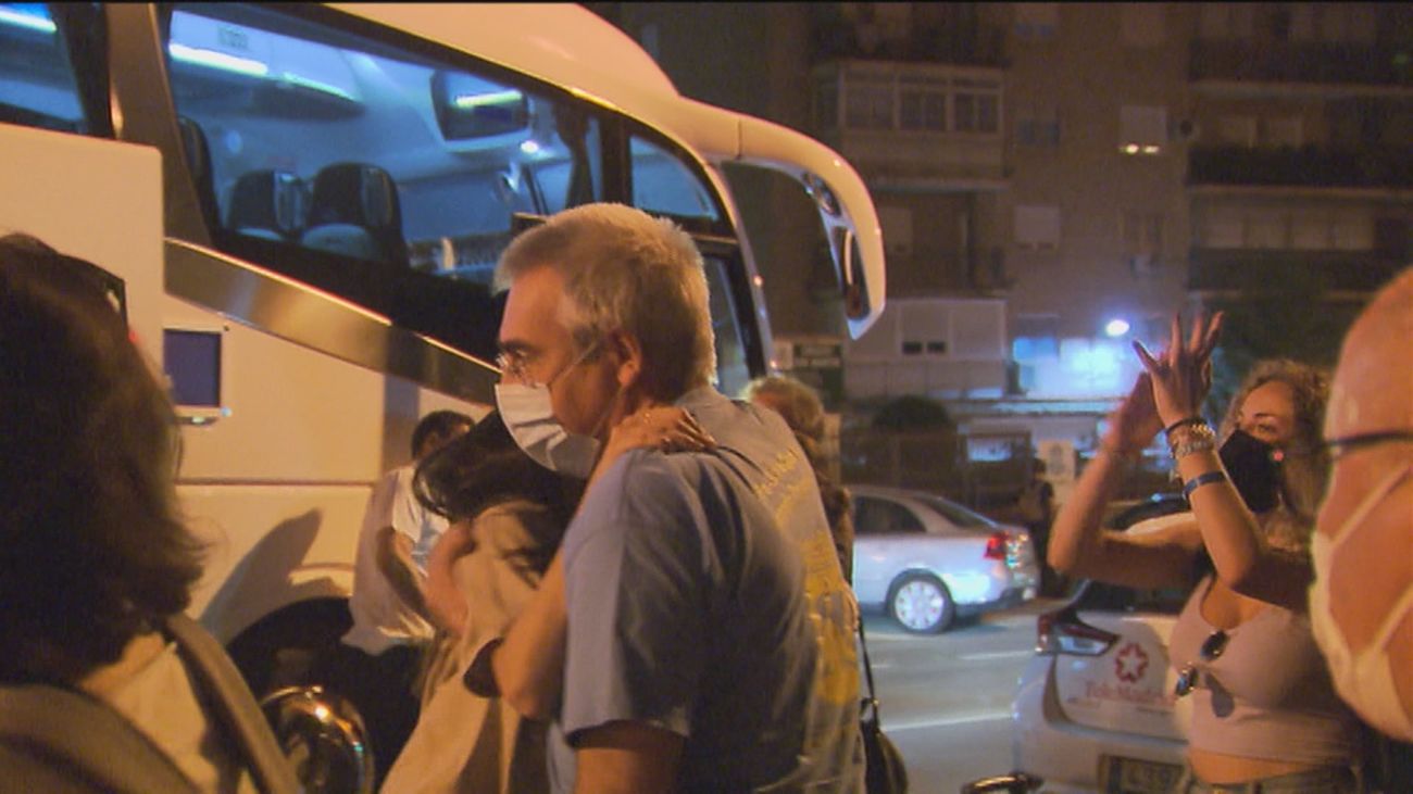 Los 20 estudiantes confinados en Palma llegan a Madrid en un bus habilitado por la Comunidad