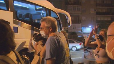 Los 20 estudiantes confinados en Palma llegan a Madrid en un bus habilitado por la Comunidad