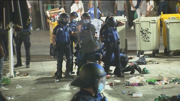 La Policía Municipal ha tenido que intervenir para despejar la plaza ante las aglomeraciones en Pedro Zerolo sin mascarilla ni distancia / Telemadrid