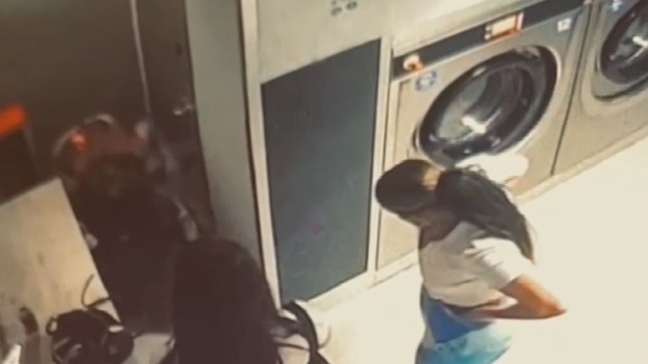 Los negocios de Chueca no pueden más: Tres jóvenes incívicas orinan en una lavandería