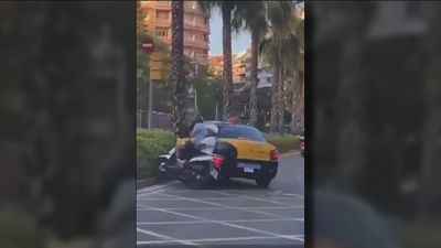 Un taxista embiste a un motorista en Barcelona y se da a la fuga