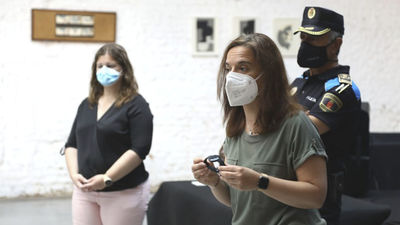 Getafe entrega a personas ciegas pulseras para activar los semáforos