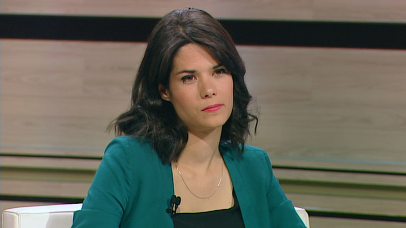 Isabel Serra durante una entrevista en Telemadrid