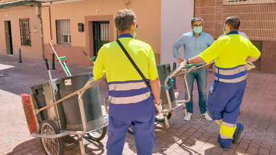 Alcobendas obligará a los dueños de los perros a limpiar sus orines de las vías públicas