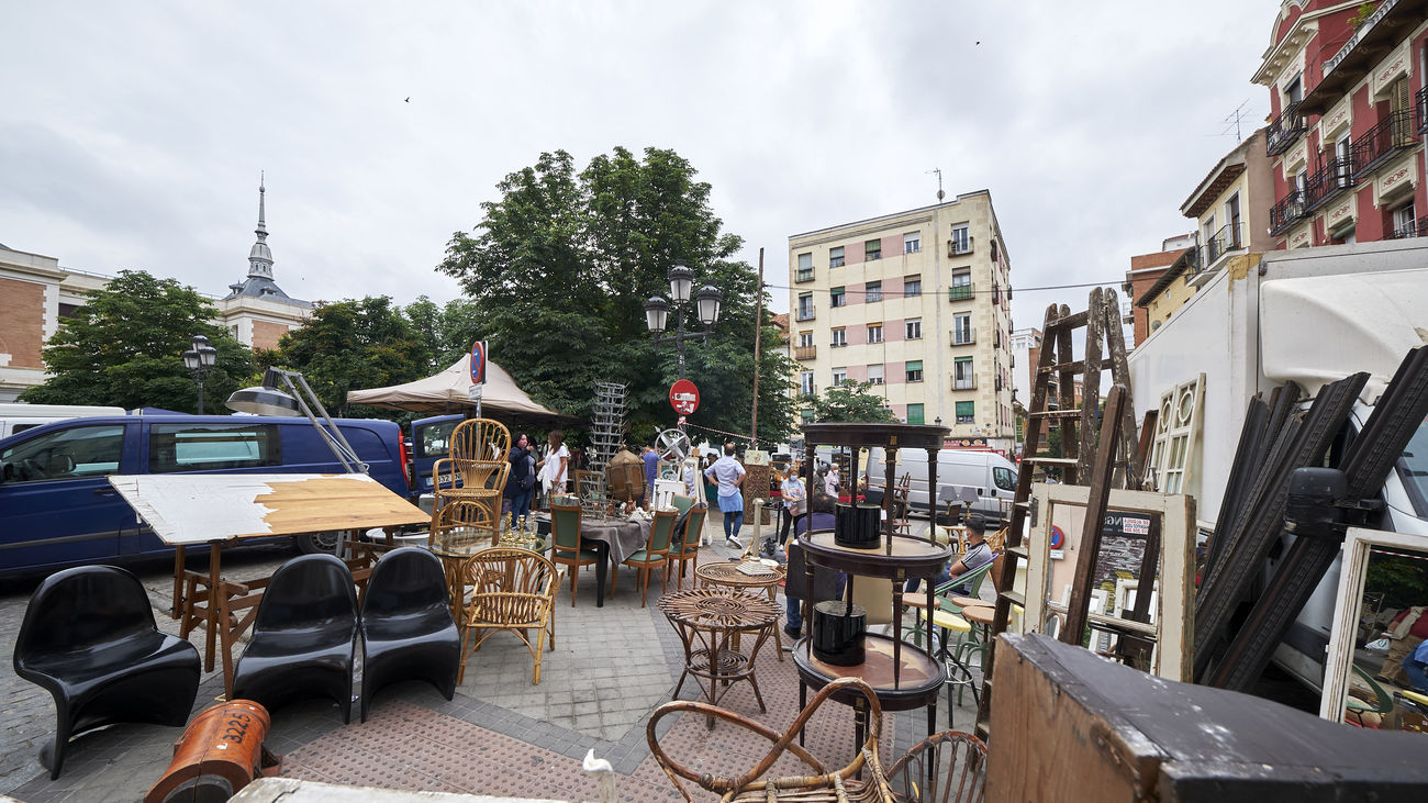 Requisadas 60 armas y artefactos explosivos prohibidos en una tienda del Rastro