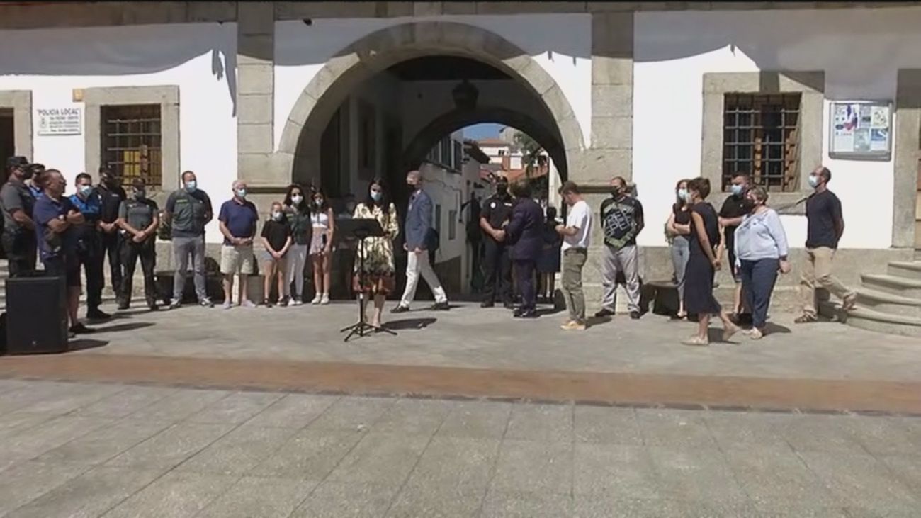 Minuto de silencio en San Martín de Valdeiglesias en memoria de la pequeña Clara