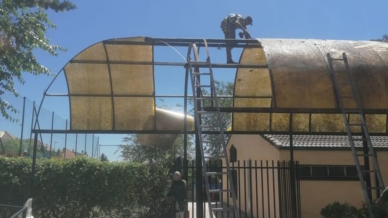 Colocación de marquesinas en un centro educativo de Majadahonda