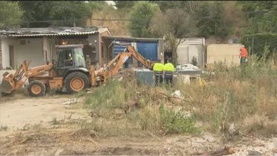 Vuelven las excavadoras para concluir el derribo de las chabolas del poblado de Las Sabinas