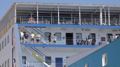 Cuatro positivos entre la veintena de estudiantes madrileños  trasladados en el 'ferry burbuja' desde Baleares