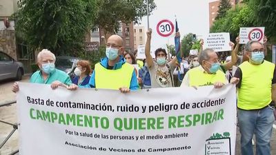 Campamento se manifiesta contra los efectos del tráfico: "Los coches deben circular a 30km por hora"