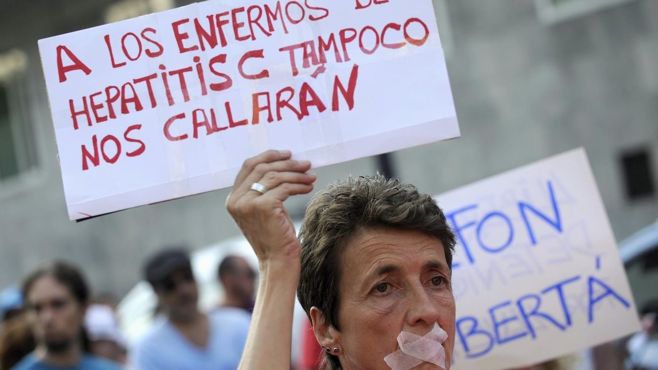 Participante en una manifestación para exigir el tratamiento contra la hepatitis C