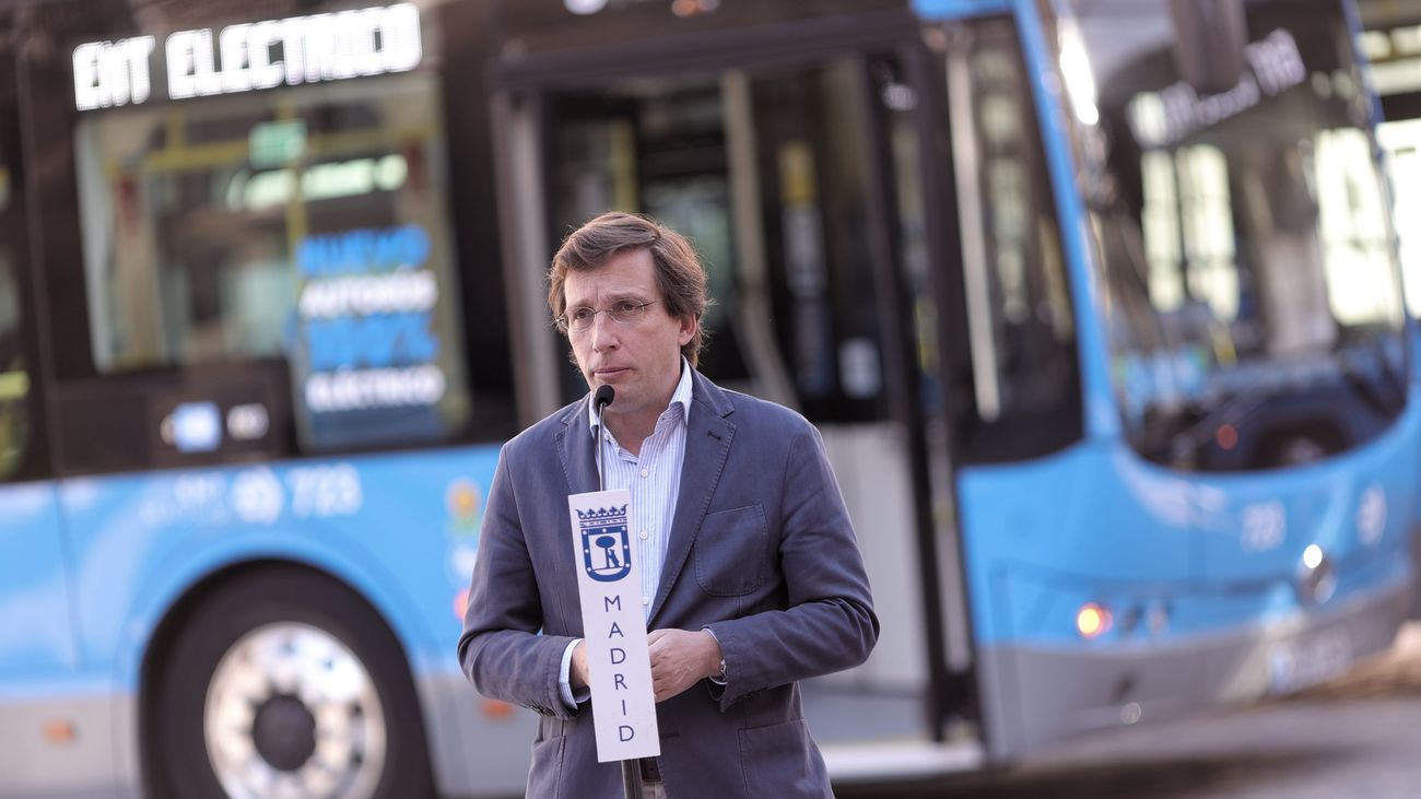 El alcalde de Madrid, José Luis Martínez-Almeida en la presentación de los nuevos buses eléctricos de la EMT
